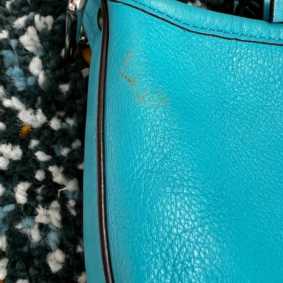 Large Coach Crossbody Adj. Bucket Turquoise can be worn as a shoulder bag - Picture 3 of 5